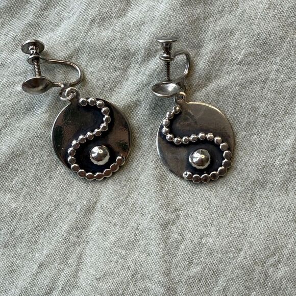 Paul Miller Mid-century Modern Sterling Silver Screw back Earrings - Picture 8 of 9